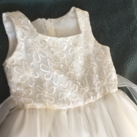 Beautiful dress for a 4 year old - Picture 2 of 5